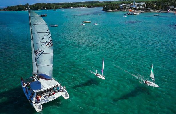 Full-Day Catamaran Cruise to Île aux Cerfs with BBQ Lunch