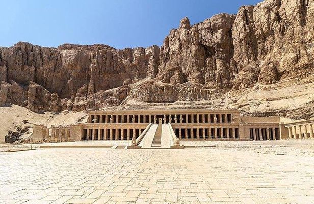 Discover the East and West Banks of the Nile
