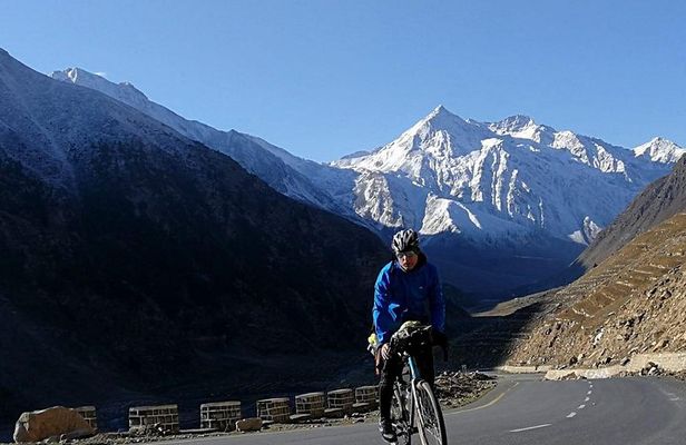 Karakoram Highway Cycling Tour