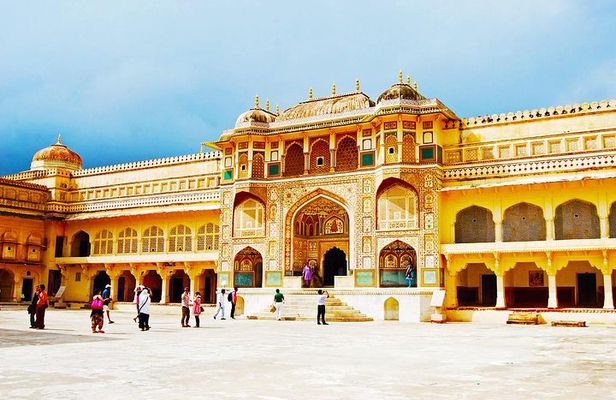 2 Nights & 3 Days Jaipur Luxury tour From New Delhi
