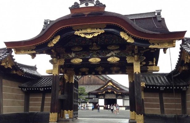 Private Nijo Castle Sightseeing and Nishiki Food Tour