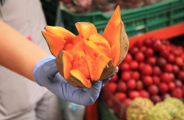 Private Paloquemao Market Tour: +20 Fruit & Treats Tasting • 3h