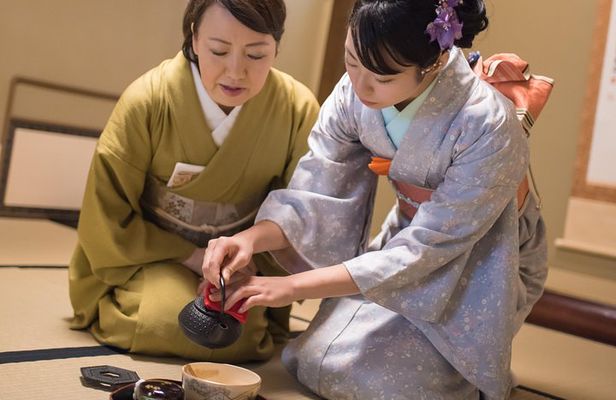 A 90 min. Tea ceremony Workshop In The Authentic Tea Room