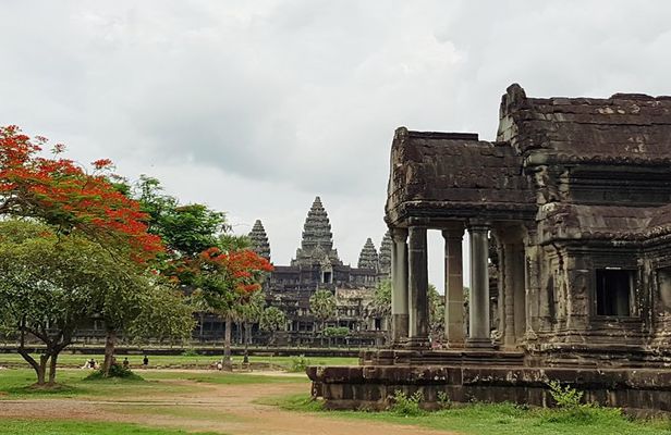 Private 1Day tour: Angkor Small tour with Banteay srei or pink lady temple.