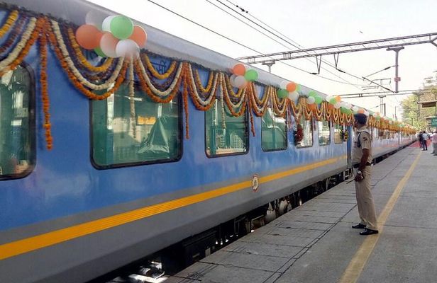 Agra Tour by Super fast Train Gatimaan from Delhi: All Inclusive