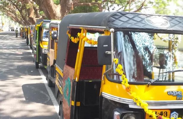 One hour Backwater Tour and tuk tuk tour in kochi with pickup