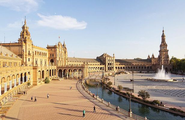 Bike tour through the monumental area of Seville