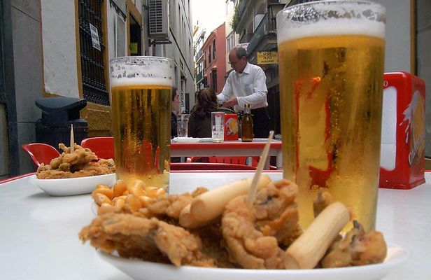 Sevillian tapas tasting on a bicycle (3 bars-3 tapas-3 drinks)