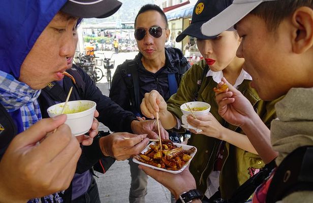 Hong Kong Street Food Tour with a Local: 100% Personalized & Private