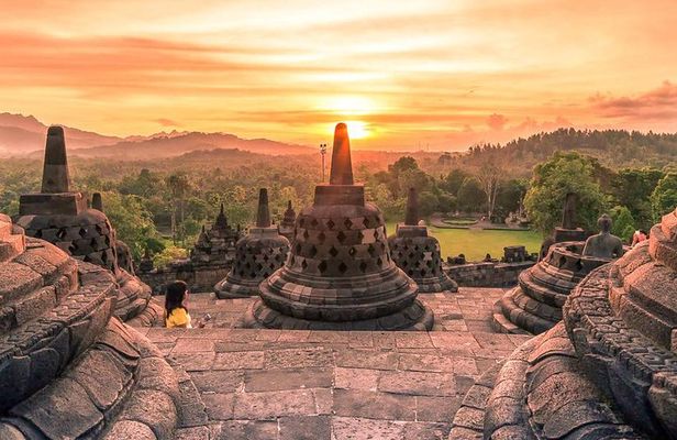 Punthuk Setumbu Sunrise, Borobudur Temple & Merapi Lava Tours