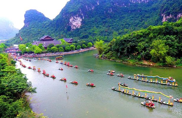A Real Experience Trang An - Hoa Lu Limousine small group tour 1 day