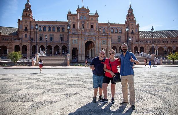 Walking tour through the monumental and historical area of Seville