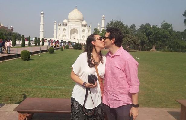 Full Day Agra Sightseeing with all Inclusive (Entrance Fee & Lunch)