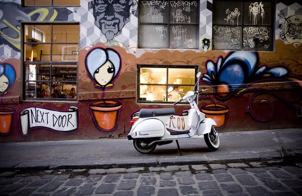 Small-Group Melbourne Sightseeing Tour with Beach Boxes