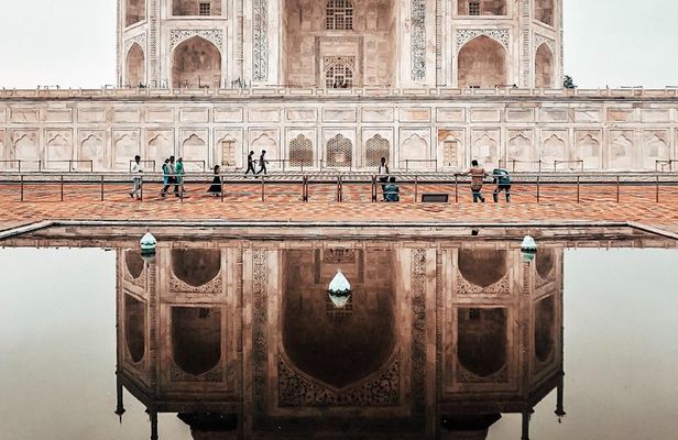 Day tour of agra by Superfast train including entrances ,lunch and guide