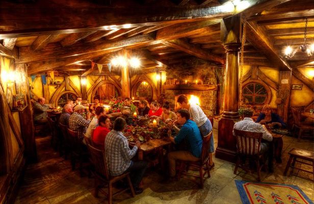 Private tour - Hobbiton Movie Set Evening Banquet Return from Auckland