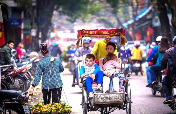 Hanoi Cyclo and Water Puppet Show with Dinner Private Tour
