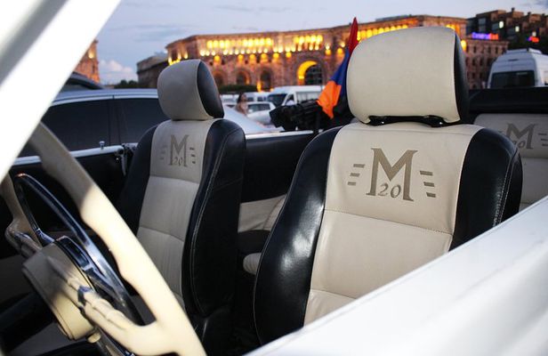 Yerevan city tour with drinks in a classic car with photography