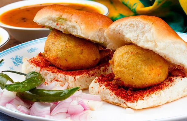 Mumbai Local with Street Food Tour in Private Vehicle