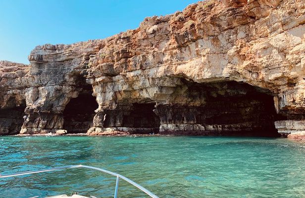 Boat tour of the Polignano a Mare caves with aperitif