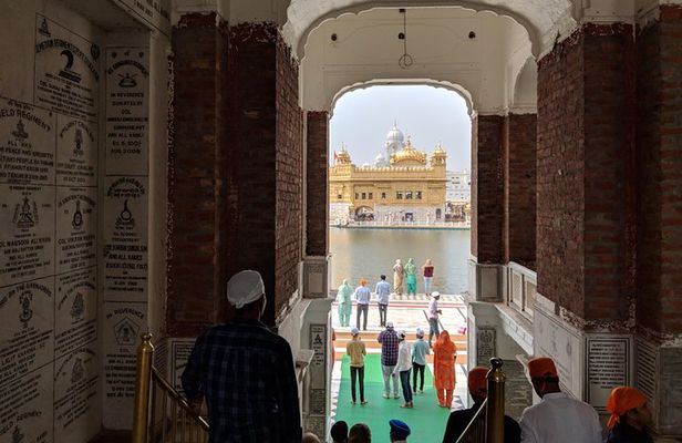 Amritsar: Golden Temple, Jallianwala Bagh & Wagah Border Tour
