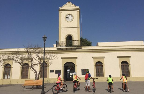 Following the bike lane, discover the main attractions of San José del Cabo