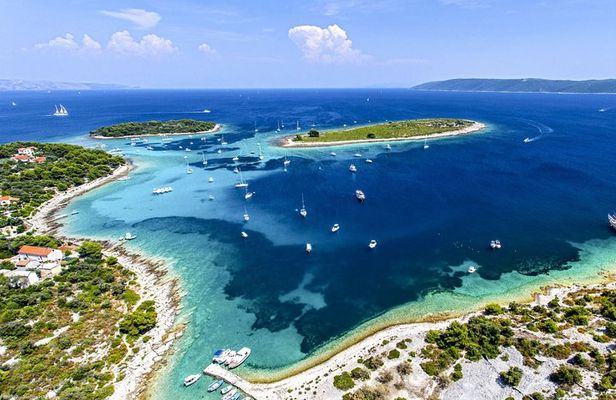 Half-Day Private Boat Tour to Blue Lagoon, Trogir & Shipwreck Bay