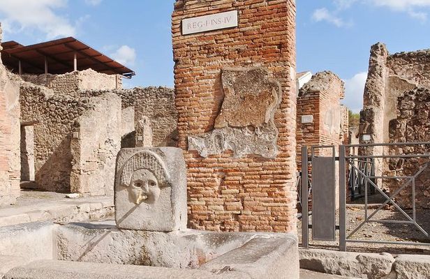 Pompeii Walking tour with Guide and ticket