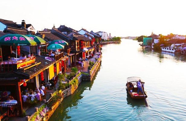 Private Day Tour: Zhujiajiao with Your Choice of Shanghai Sites