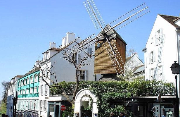 Unusual walking tour of Montmartre and local wine tasting - 2H