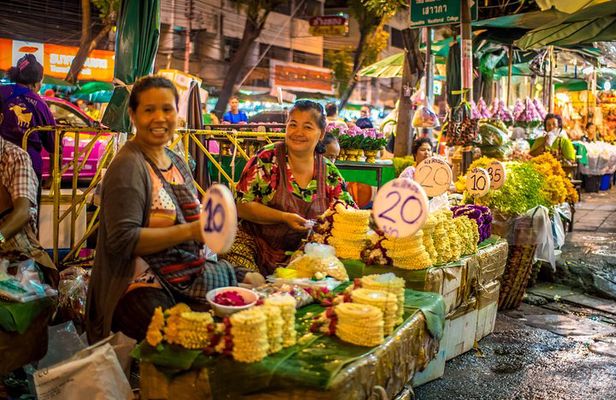 Bangkok: Night Bike Tour with Temples & Flower Market Visit