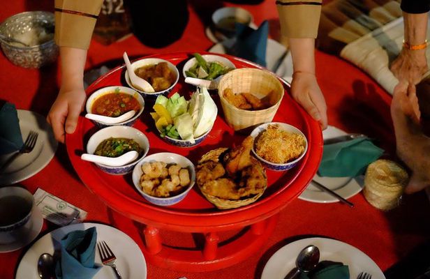 Small Group : Traditional Dinner with Performance and Local Fresh Market Tour