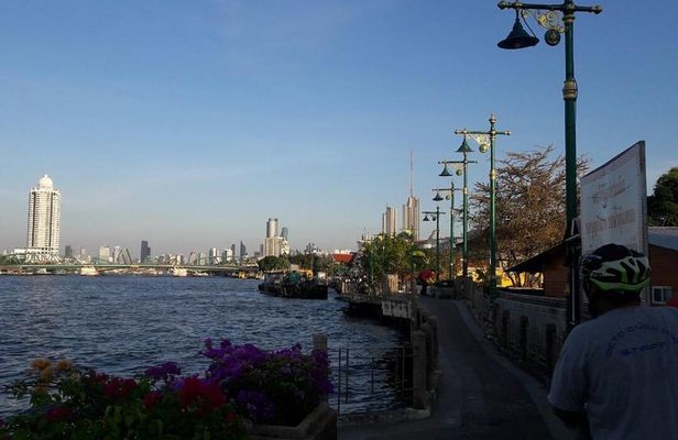 NR-03 Wong Wain Lek cycling along the various historical and ChaoPhraya river