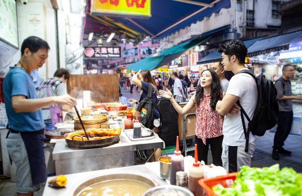 Kowloon Night Street Food Tour with a Local: Private & Customized
