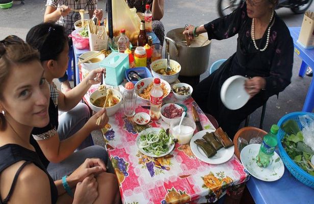 Hanoi Street Food Experience by Walking