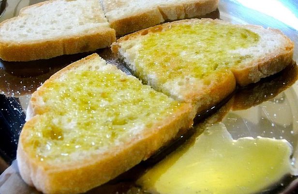Olive oil tasting with oil mill tour in Umbria. 