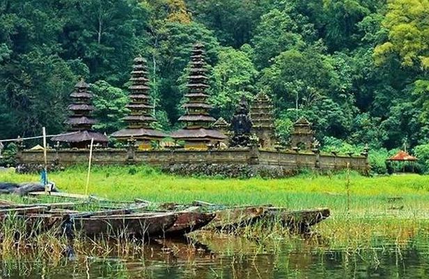Bali Trekking Tour into the Jungle of Tamblingan forest and canoeing