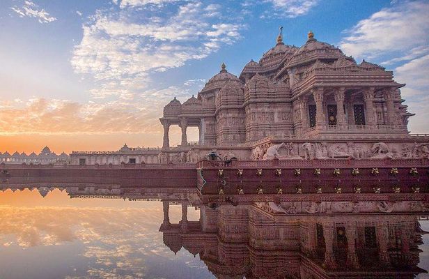 Small-Group Guided Tour to Akshardham Temple in New Delhi