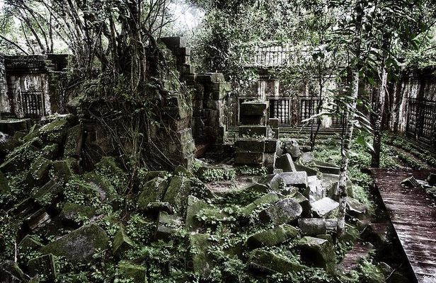 2-Days Private Tour Explore Angkor Wat, Beng Mealea Temple and Floating Village 