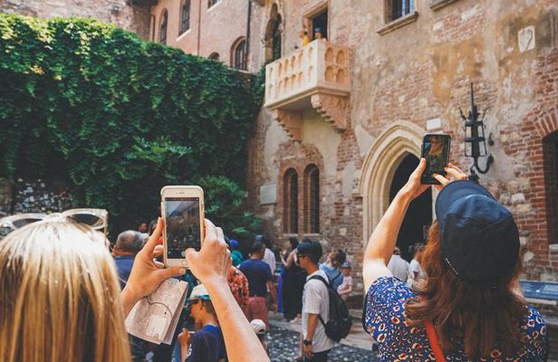 Verona Highlights Walking Tour in Small-group