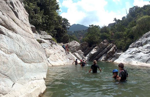 Torrentismo: Climbing up through the river