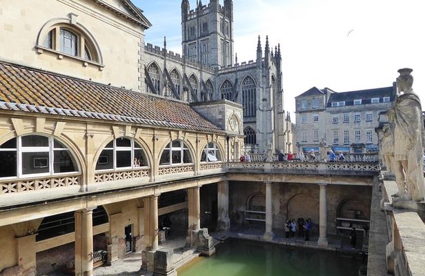 2 Day Stonehenge and Bath Tour with Overnight Stay in Bath
