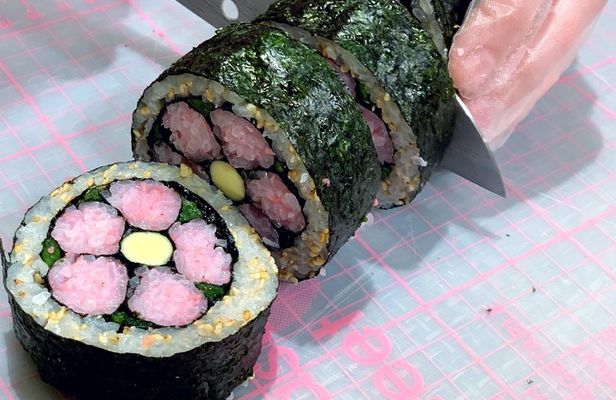 Private Art Sushi Roll Class in Kyoto