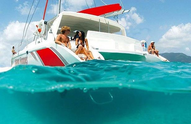 Catamaran Experience to Ile aux cerf: incl: Parasailing, Lunch, GRSE & Transfer