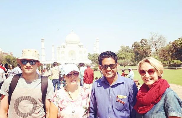 From Delhi: 3-Day Private Tour to Taj Mahal and Varanasi