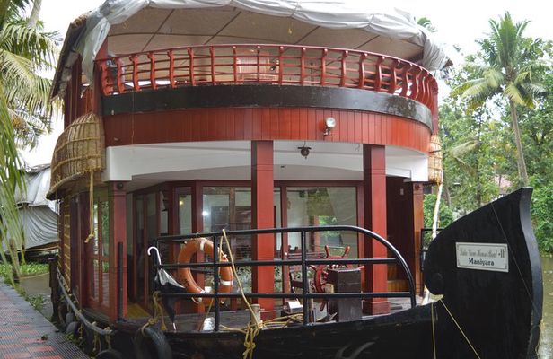 Private luxury Houseboat trip at Alleppy Backwaters.