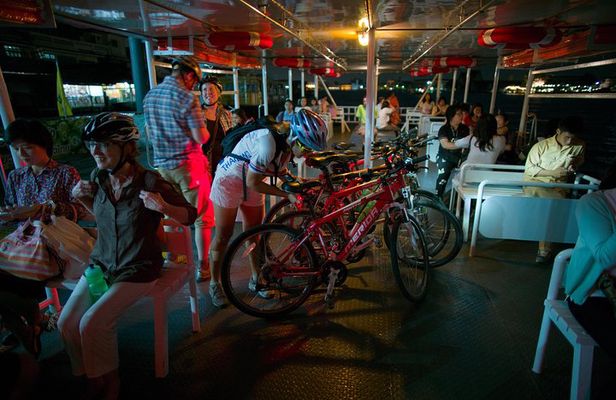 Bangkok: Night Bike Tour with Temples & Flower Market Visit