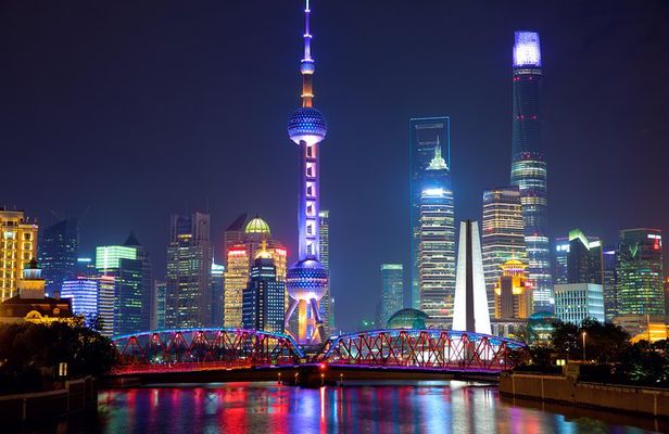 Shanghai Evening Tour: Huangpu River Cruise and Street Food