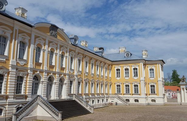 Vilnius to Riga Day Trip: The Hill of Crosses, Rundale Palace and Bauska Castle