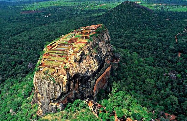 All-inclusive Sigiriya, Dambulla and Wildlife Safari from Colombo